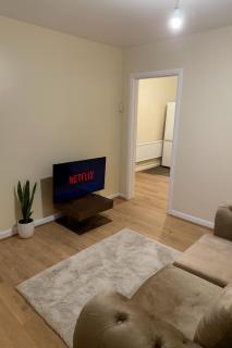 3-Bed Home, Free Parking, Smart TV,Family & Business Ready - 0