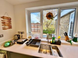 Charming Flat in Brentford - 1