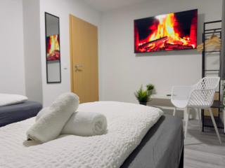 STN Kocherwald Suite - Ferienwohnung mit 4 Schlafzimmer, 8 Big Beds, Parkplatz & Balkon, Highspeed WLAN, Netflix Premium, Zentral zu Audi & Schwarz Gruppe - 2