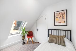 Newly Refurbished 3-Bedroom-Minutes from the Beach - Hollington - 9