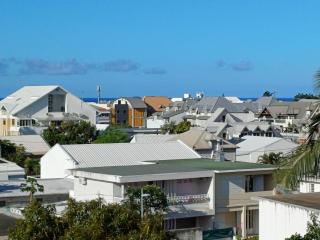 Très grand cocoon au centre-ville de Saint-Denis à l'Ile de La Reunion - Accueille jusqu'à 5 personnes - Avec un balcon et un patio - Au 3ème et dernier étage avec ascenseur - Sans vis à vis - 9