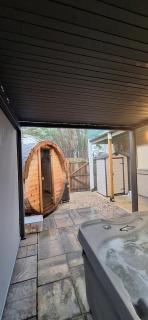 Sally's at Number 73 with Private Hot Tub & Sauna - 8