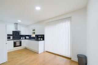 Newly Built 4-Bed Semi-Detached 2 Baths, Near City - 2