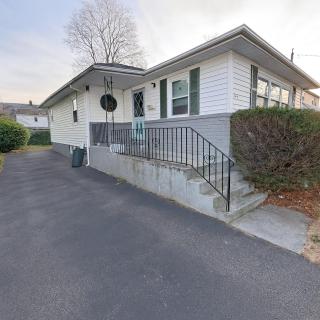 Spacious 4Bdrs house with parking - 9