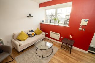Central 2 Bedroom Apartment in Swansea - 1
