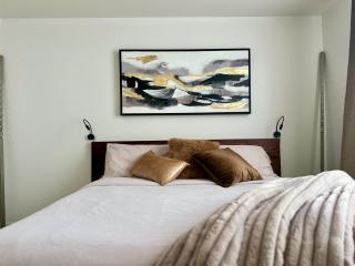 Exquisite 2BDRM in Heart of MDR King Bed - 9