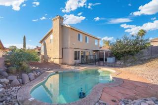 Cozy 3BR Escape Poolside Grill & Chill Spot - 0