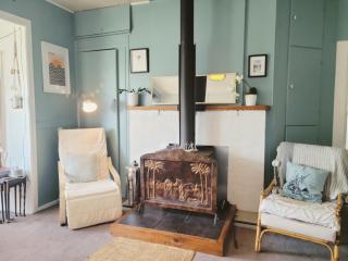 CROOKED MILE COTTAGE - BY THE SEA - family friendly - 8