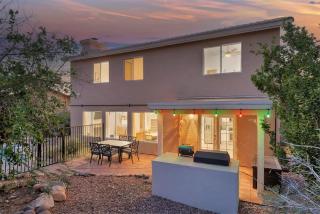 Cozy 3BR Escape Poolside Grill & Chill Spot - 2