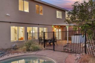 Cozy 3BR Escape Poolside Grill & Chill Spot - 1