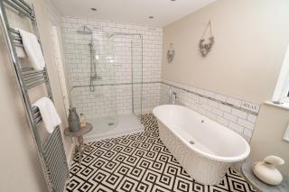 Spacious 5 Bedroom Farmhouse with Parking - 5