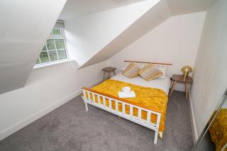 Spacious 5 Bedroom Farmhouse with Parking - 3