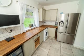 Spacious 5 Bedroom Farmhouse with Parking - 2