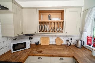 Spacious 5 Bedroom Farmhouse with Parking - 4