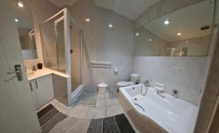 Spacious Suite in Somerset West - 6