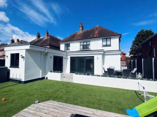 4 bedroom family home - steps away from the beach - 9