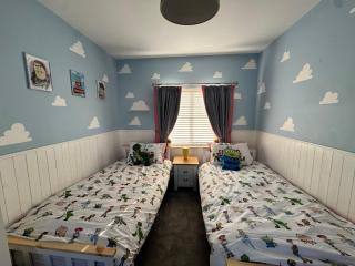 4 bedroom family home - steps away from the beach - 6