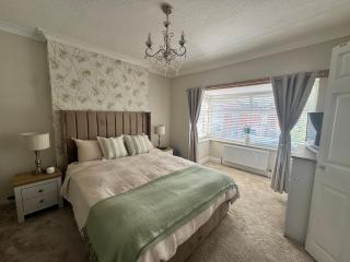 4 bedroom family home - steps away from the beach - 2