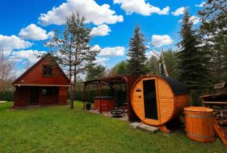 Całoroczny, drewniany domek przy lesie - 0