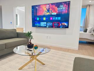 Luxury 2BD 2BA with Roof Top Pool, Hot Tub & Gym - 1