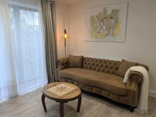 2 bedroom house with yard - 0