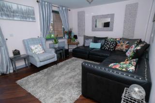 3BR Swansea Stay Near Centre - 0