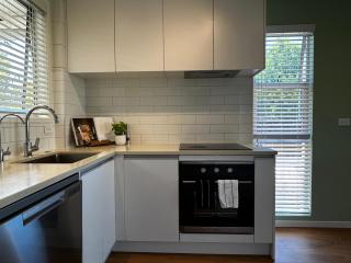 Newly Renovated unit Near shops, Park& City access - 2