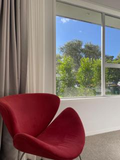 Newly Renovated unit Near shops, Park& City access - 6