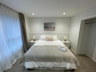 Newly Renovated unit Near shops, Park& City access - 7