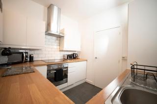 Zone 1 Modern Hoxton Home Kitchen, Living, Bedroom - London - 2