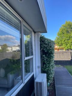 Newly Renovated unit Near shops, Park& City access - 9