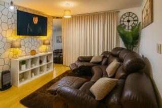 Modern 2 Bed Apartment with Free Parking - 0