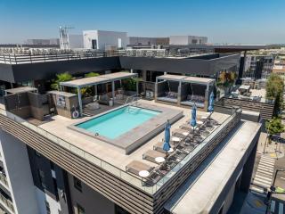 Stylish City Escape Walk to Shops Dine & Explore - Long Beach - 0