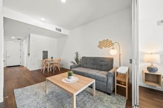 Stylish City Escape Walk to Shops Dine & Explore - 3