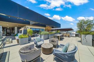 Stylish City Escape Walk to Shops Dine & Explore - 9