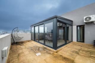 Rooftop Palette Retreat - Luxury 2BR with Patio - 4