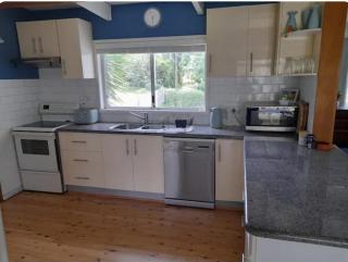 Peace by the River - spacious family retreat - 4