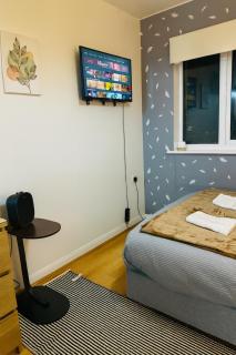 Modern 2 Bed Apartment with Free Parking - 5