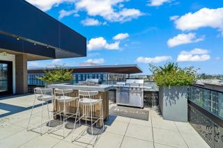 Chic Downtown Stay Walk to Beach - 8