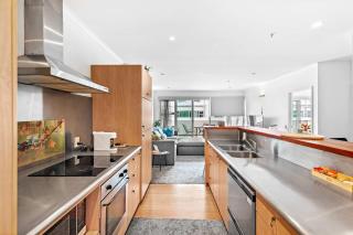 Princes Wharf 1BR with Balcony Zodiak Stays - 3