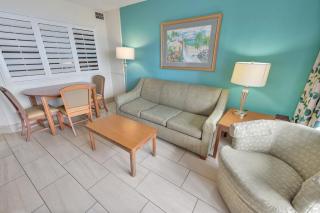 Amazing Seaside Escape with Balcony & Beach Access - 8