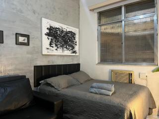 Studio em Copacabana a 65 metros da praia, posto 5 - 8