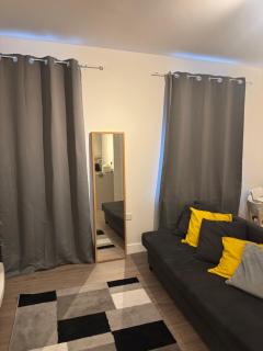 Brand-new flat, King Bed, Sofa Bed with full kitchen, Wi-Fi, self check-in Central location near everything - 3