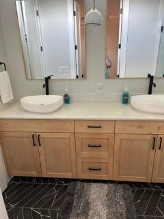 Queen Bed with Attached Private Bath - 7