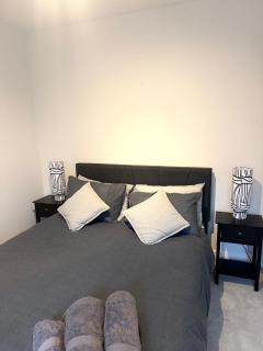 Brand-new flat, King Bed, Sofa Bed with full kitchen, Wi-Fi, self check-in Central location near everything - 1