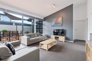 Plantation - 3BR Modern Family Friendly Apartment Huskisson Main Street By Nautilus Apartments Jervis Bay - 0