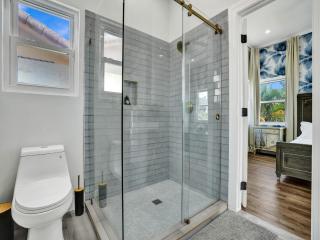 Classic 5 Bedroom 4 Bathroom Pool Home - 6