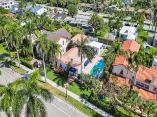 Classic 5 Bedroom 4 Bathroom Pool Home - 1