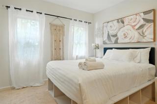 Group Stay Near DC 2BR w Yard on Arlington Blvd - 3