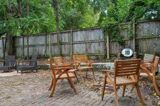 Group Stay Near DC 2BR w Yard on Arlington Blvd - 2